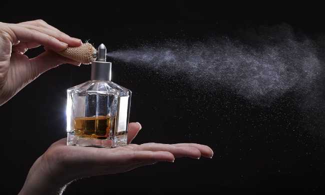 5 dicas comprovadas para aumentar a fixação do seu perfume